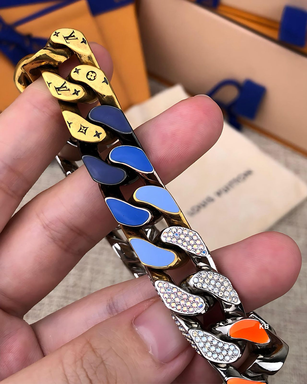 AMAZING VUITTON ®️
SOAPY CHAIN BRACELET