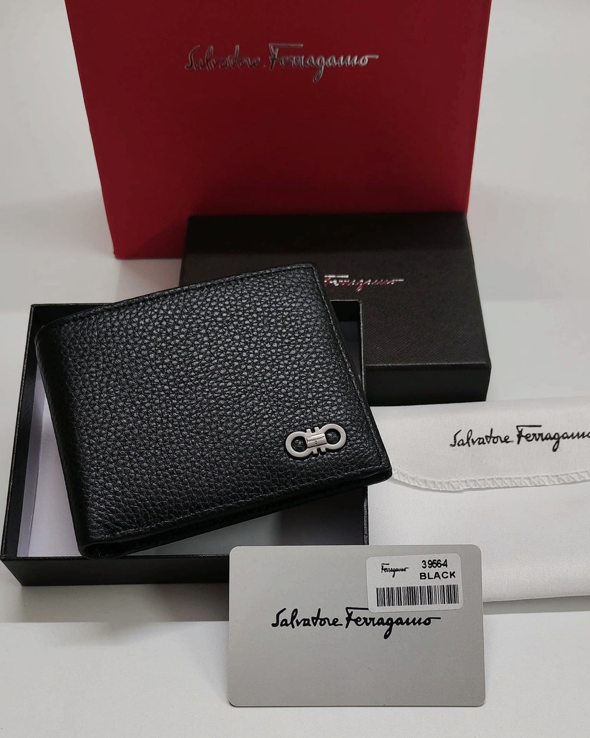 AMAZING FERRAGAMO INITIAL WALLET😍