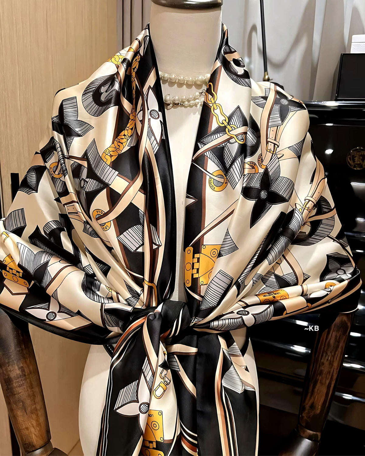 AMAZING VUITTON ULTIMATELY 3D SILK STOLE😍*