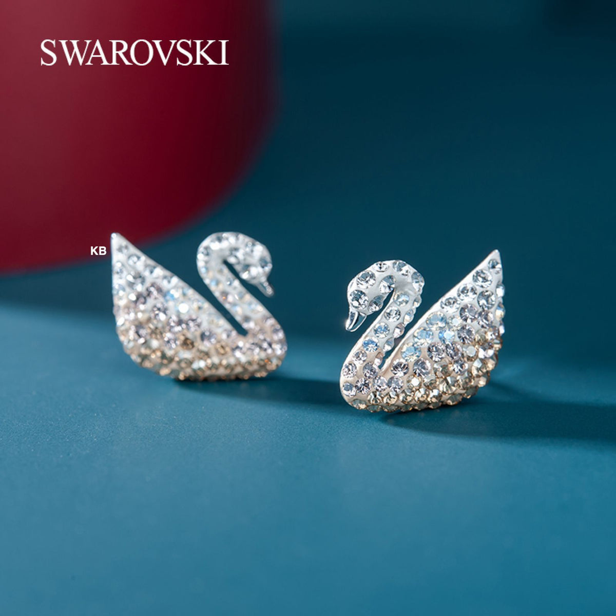 AMAZING ICONIC SWAN STUD EARRING